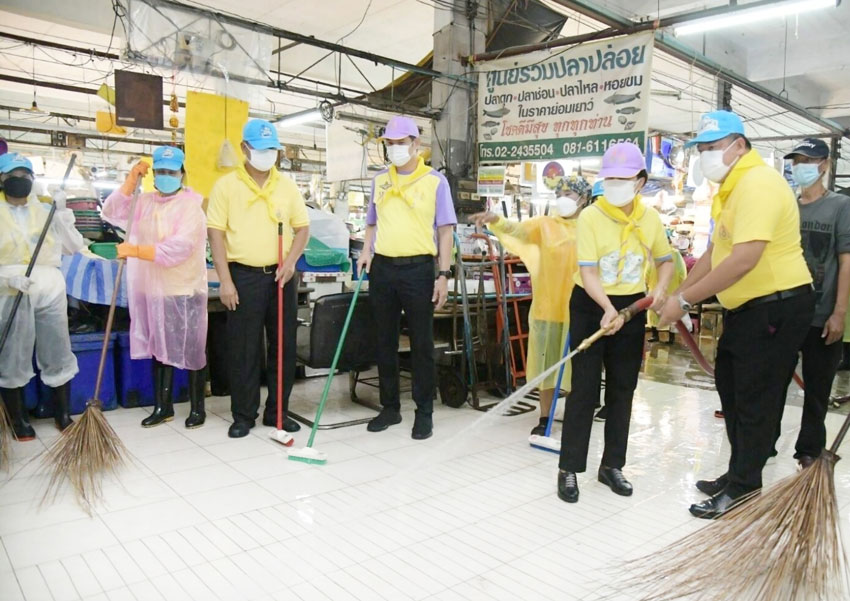 7月から続く都市封鎖の一部解除を受け、8月31日、都内パーシーチャルーン区の市場には100名以上の有志が結集。営業再開に向け「BKK Big Cleaning Day」と銘打った一斉大清掃を行った。