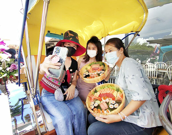 北部ランパーン県のショッピングモールで営業している寿司店が「馬車に乗りながらお寿司を!」キャンペーンを開催中。馬車は同県の観光名物。寿司は1時間45分、食べ放題だという。