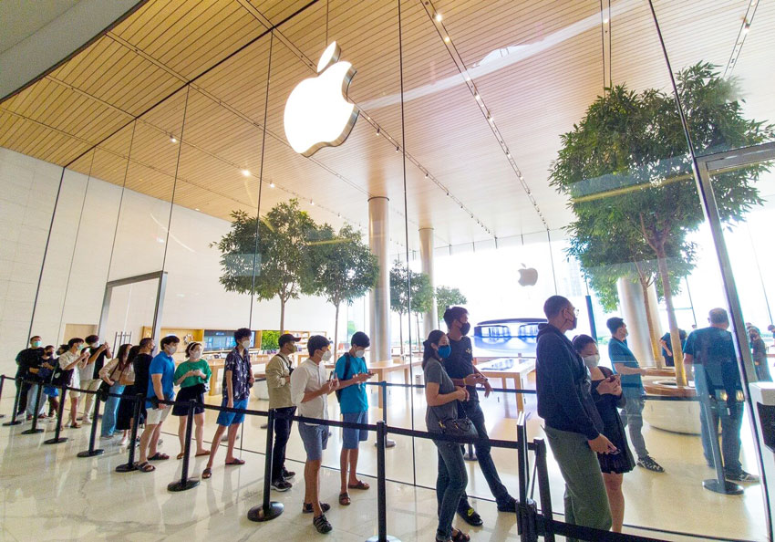 米アップルの「iPhone13 Pro」など４種の新型iPhoneがタイに初上陸。発売当日の８日は予約制の入店となったが、アップルストアには開店前からファンらが集った。