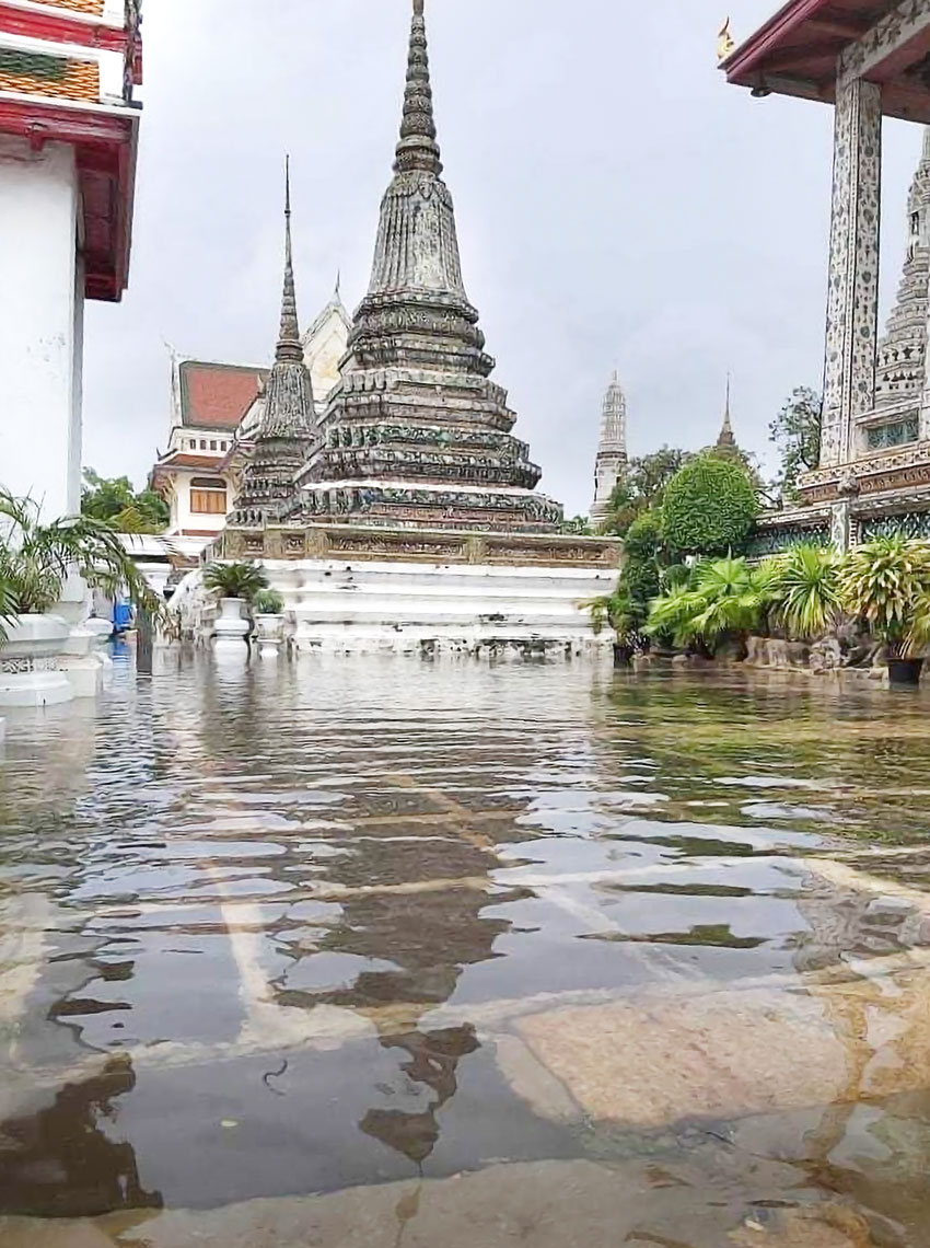全国各地で寺院・遺跡の洪水被害が起きている最中、バンコクのワット・アルンなどでも川の水が寺院敷地内に浸水している。文化省芸術局は水害対策ポンプを駆使して、懸命に対策に取り組んでいる。