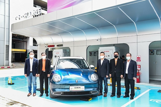 サイアムのショッピングセンター「Siam Square One」に設置されたEV(電気自動車)用の充電スタンドが、11月3日から稼働開始。首都圏配電公社(MEA)代表らが出席し開業式も行われた。