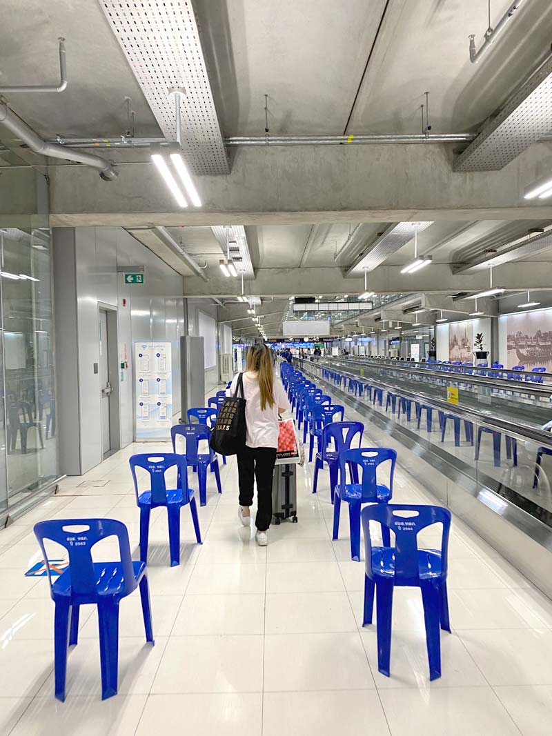 スワンナプーム国際空港のイミグレーション前に並べられた椅子