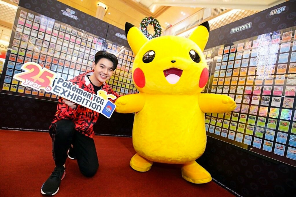 ポケモンカードゲーム25周年 タイ初公式エキシビション開催　ー　7日から16日にかけ、セントラルワールドで、「25th Year Pokémon TCG Exhibition」が開催。タイ語版カード全種類、蒐集家向け高額コレクションカードなどが展示された。
