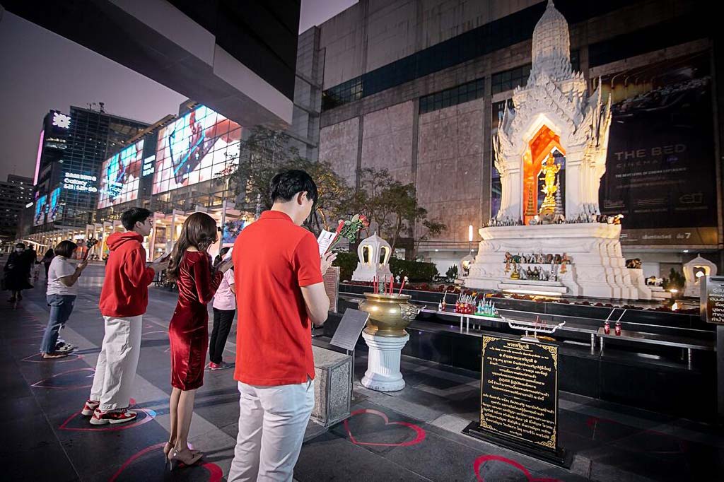 「トリムールティ祠」の広場が バレンタインにマッチングアプリとコラボ ー セントラルワールド広場にある恋愛祈願で知られる「トリムールティ(三神一体)祠」前に、ハートのマークが描かれた。バレンタインデーにちなみ、マッチングアプリ「Tinder」とのコラボによって待ち合わせスポットになっている。