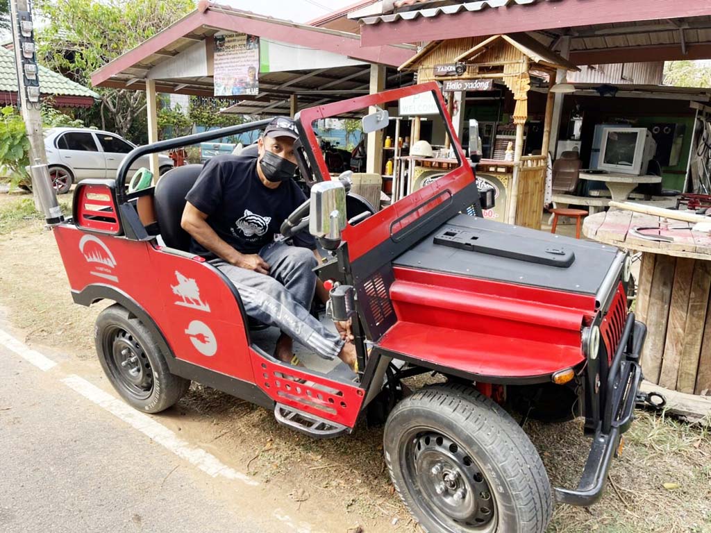 個人でEV車を開発 製造依頼を受け付け中 ー 東北部ヤソートーン県の電気器具修理業・セークサン氏が個人でEV(電気自動車)を開発・製造。最高速度58km/h、航続距離は1回の充電で30km。1台60万Bで製造依頼も受け付けているという。