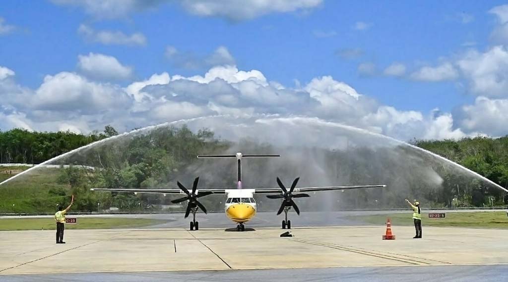 ヤラー県ベトン空港が開港 ノックエアの初便が到着 ー 14日、南部ヤラー県ベトン空港が開港。プラユット首相が乗った初便が到着した。ノックエアが同空港とドンムアン空港間を結び、南部国境エリアのロジスティクス促進にも寄与するという。