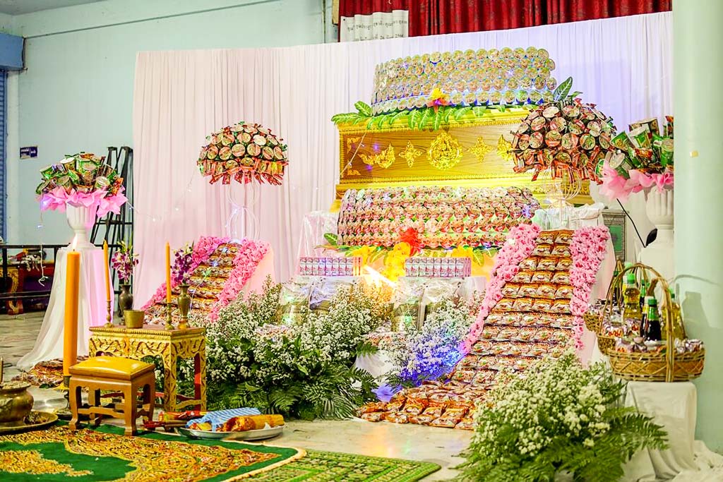 「花の代わりにインスタント食品を」 遺言にしたがいラーメンで祭壇を飾る - ワイズデジタル【タイで生活する人のための情報サイト】