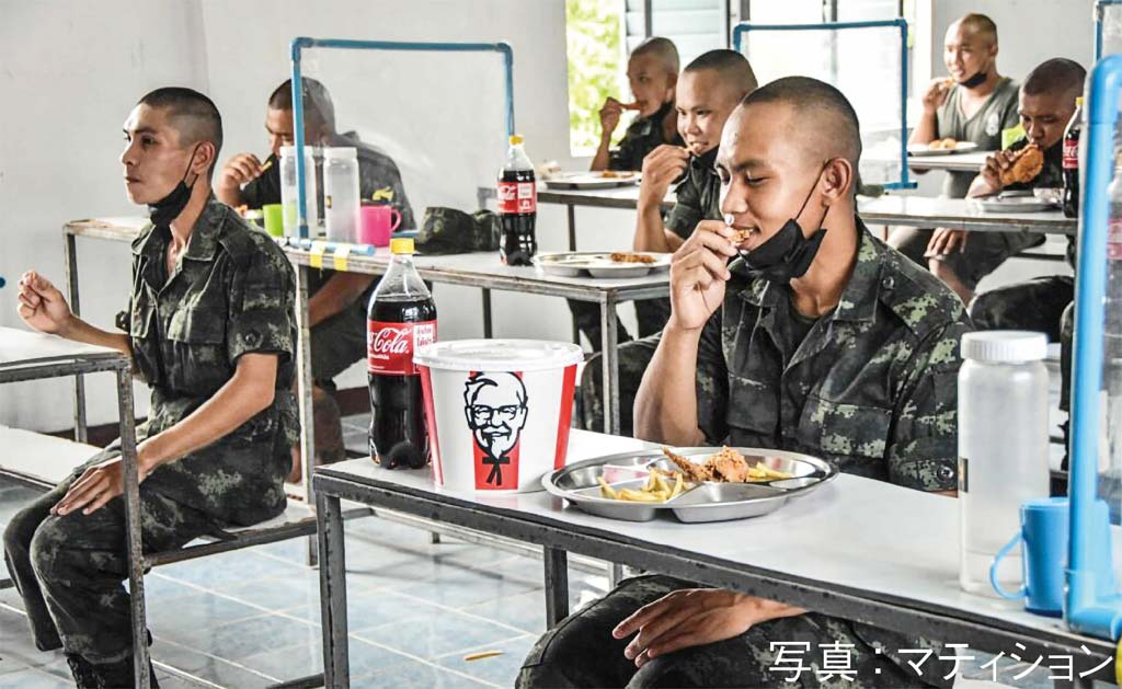 新兵の士気向上のために KFCのチキンをプレゼント　ー　タイ陸軍の第1歩兵大隊、第13歩兵連隊で、新兵の士気を高めるため「KFC」のチキンが配給された。新兵たちは初期入隊訓練の終了後、配属先で専門的な訓練を受けることになるという。