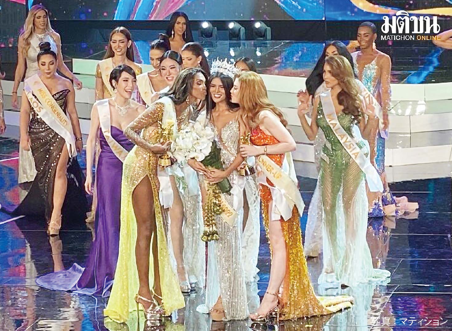 Miss International Queen 2022 フィリピン代表が優勝　ー　6月25日、トランスジェンダーの美人コンテスト「Miss International Queen 2022」の決勝ラウンドがパタヤ市のティファニーズショー劇場で開催された。優勝はフィリピン代表のFuschia Anne Ravenaさん。タイ代表はドレス部門で優秀賞を受賞した。