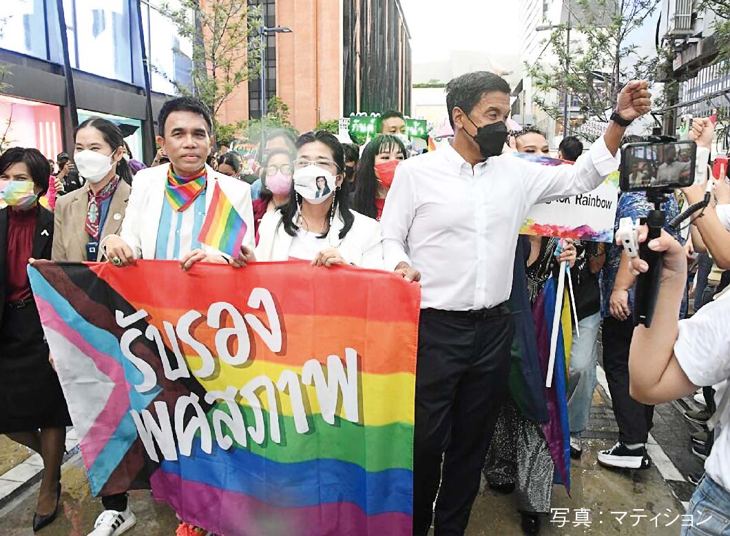 バンコク都知事が結婚平等法を祝福　「We All Pride Bangkok 2022」に参加　ー　6月30日、サイアムスクエア・ウォーキングストリートで開催された同イベントにチャッチャート都知事が参加。結婚平等法（同性婚を認める法律）が下院本会議の第一読会で採択されたことを、多くの参加者と共に祝福した。