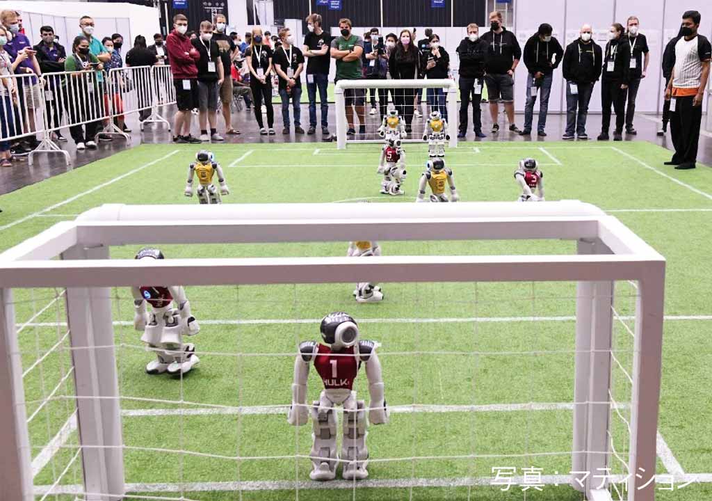 「World Robo Cup 2022」 チャッチャート都知事も参加　ー　BITECで13日、マヒドン大学工学部が主催するロボットの祭典が開催され、世界から45カ国が参加。出席したチャッチャート都知事は、さまざまな生活シーンにおけるロボットの使用を推進すると語った。