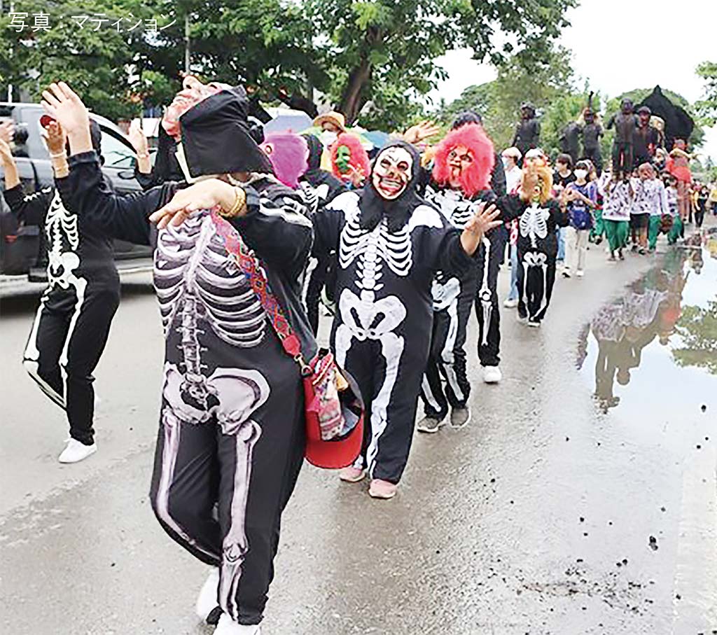 チェンマイでランナーのお盆祭りが開催 天国と地獄をテーマにしたパレードも　ー　チェンマイ県サンサーイ郡のワット・シードンチャイ・パトゥンガムで9日、先祖の霊を慰める「12ペン」と呼ばれるランナーのお盆祭りが開催。パレードには、ハロウィンのような衣装を着た人や僧侶が参加した。