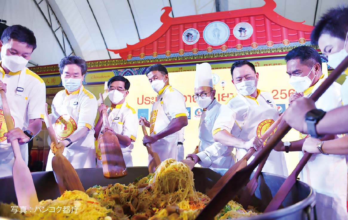 2022年キンジェー祭りが始まる チャッチャート都知事も参加　ー　都内の中華街・ヤワラート通りで9月26日、2022年キンジェー祭り（菜食習慣）の開会式を開催。チャッチャート都知事が司会を務め、中華風焼きそばの調理にも参加し、参加者に1790皿を振る舞った。