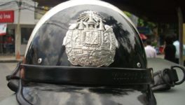 タイ警察の警察帽の 紋章は何のマーク？ - ワイズデジタル【タイで生活する人のための情報サイト】