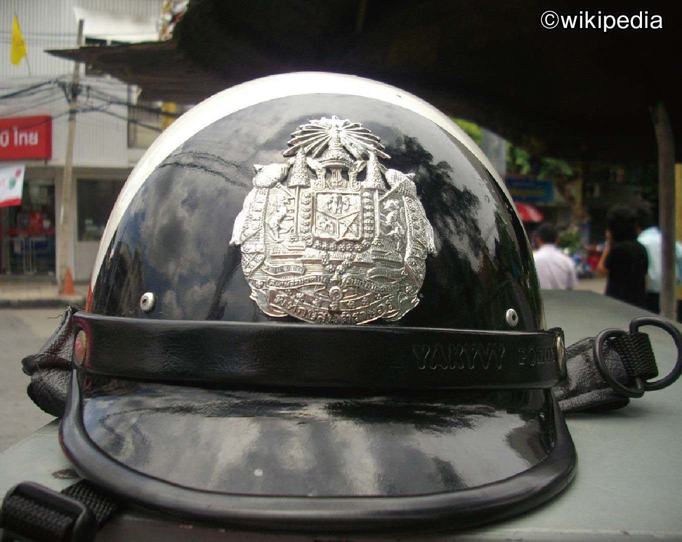タイ警察の警察帽の 紋章は何のマーク？ - ワイズデジタル【タイで生活する人のための情報サイト】