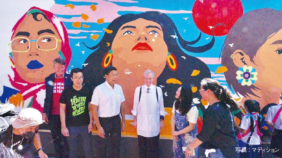 在タイ米国大使館の壁にイラスト 都知事と米国大使も活動に参加　ー　　さまざまなアートで都内を彩るプロジェクト「Colorful Bangkok」の一環として、米国大使館の壁にイラスト（テーマはWe Are Tomorrow）が描かれた。11月4日にはバンコク都知事と駐タイ米国大使も絵画活動に参加した。