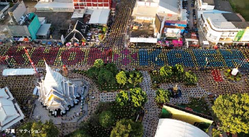 県創立225周年祝賀 コンケーンで2.5万人パレード　ー　11月28日、東北部コンケーン県創立225周年祝賀が開催され、県内の26市から2.5万人が参加して伝統舞踊パレードが行われた。また、ワット・タートゥのプラ・ラブ仏像やコンケーン県市柱祠、チャオポー・マヘサック祠などへ敬意を表す儀式が行われ、県の観光促進にも寄与したという。