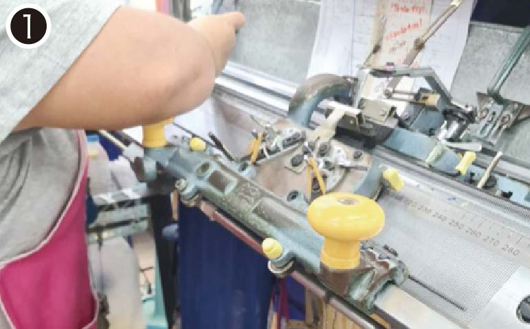 “手横編み機”と呼ばれる専用機を使いながら職人の手で丁寧に編み上げることで、ニット本来の柔らかさと上品な膨らみが生まれる。