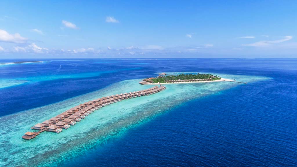 モルディブは約1200の島々が集まる群島国家です。「1つの島が1つのリゾート」となっており、基本的にホテルのスタッフとゲストのみが滞在しているだけ。観光客で混雑することは少なく、プライベート感たっぷりの時間を過ごすことができます。