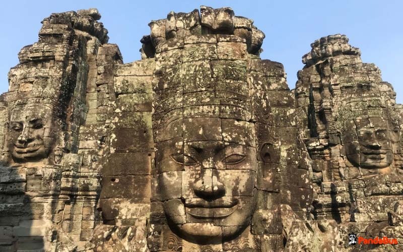 カンボジアはタイから飛行機で1時間30分ほどのフライトで行くことができる人気の旅行先です。特に「一生に一度は行きたい場所」と称される世界遺産“アンコール・ワット”はクメール文明が残した最高傑作。カンボジア国旗にも描かれており、国を象徴する遺跡として多くの観光客が訪れます。