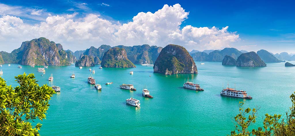 ベトナム北部クアンニン省に位置する「ハロン湾」。ハロンとはベトナム語で「龍が降りる」という意味があり、かつてこの地に龍の親子が舞い降り、無数の外敵を倒したという伝説に由来しその名が付けられました。1994年に世界自然遺産に登録され「海の桂林」とも呼ばれています。