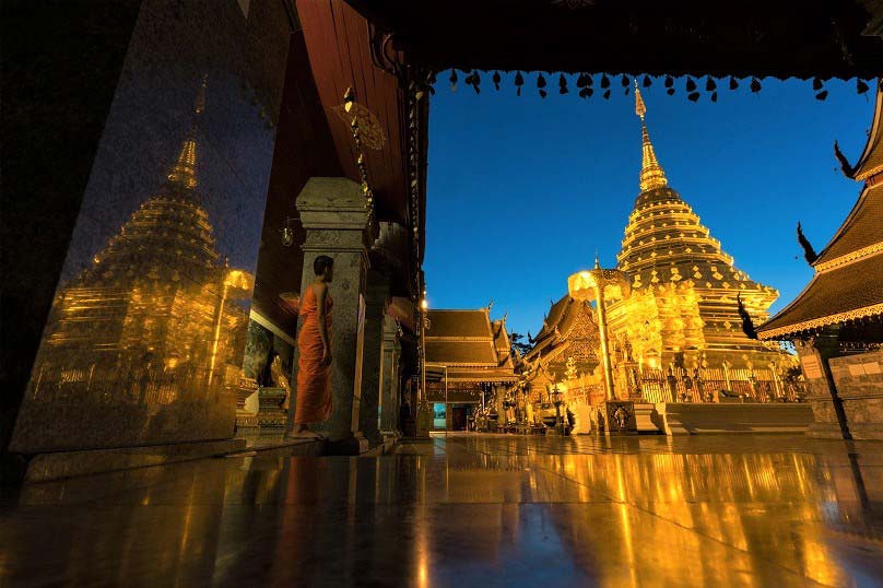 タイの第二の都市「チェンマイ」は、かつてランナー王朝の都が置かれ、「北方のバラ」と呼ばれる美しい古都。旧市街には現在も寺院や遺跡が残っており、なかでも「ワット・プラシン」は最も格式が高い寺院とされています。自然豊かな山岳地帯が広がるチェンマイの郊外では、トレッキングやゴルフなどのアクティビティもおすすめです。