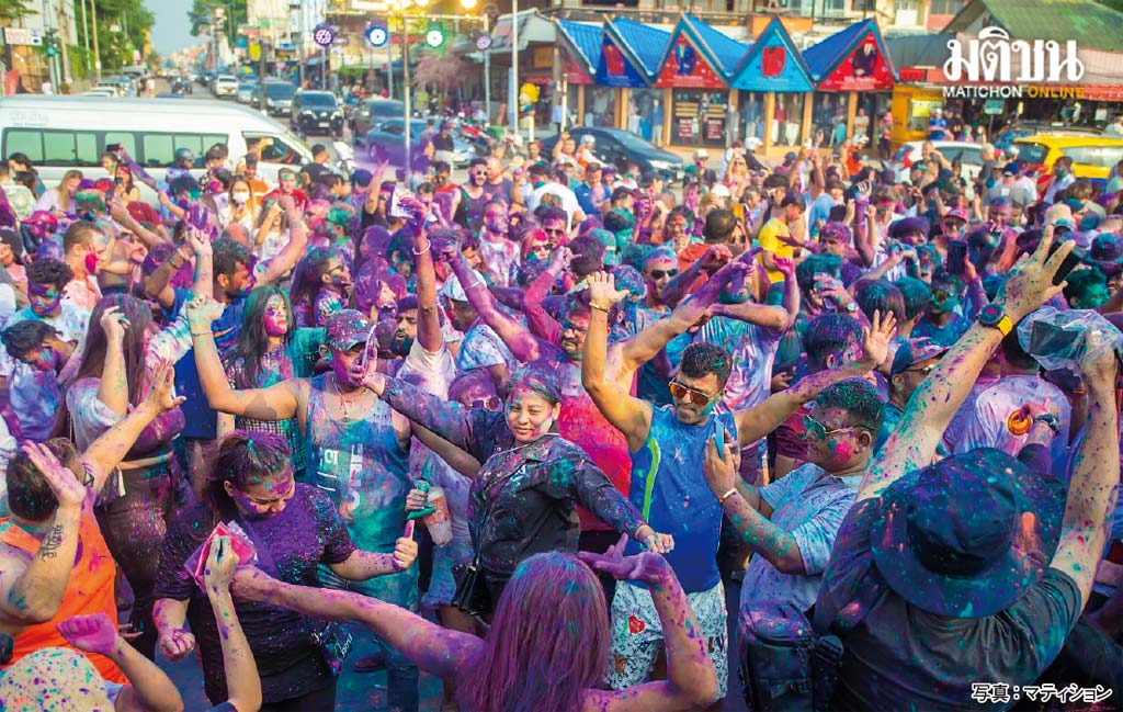 ヒンドゥー教の祭典「ホーリー祭」 バンコクとパタヤで開催　ー　春の訪れを祝福する、色粉・色水を塗りあうヒンドゥー教の祭典「ホーリー祭」がバンコクとパタヤ市で開催され、タイとインドの友好関係を表して世界各地から数千人が参加した。