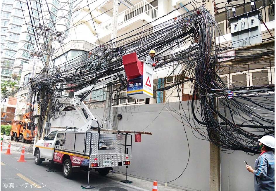 タイ首都圏配電公社が こんがらがった通信ケーブルを整備　ー　タイ首都圏配電公社（MEA）が5月16日、スクンビット・ソイ13の通信ケーブル（全長1.36km）を整理した。同公社では今年中にスクンビットエリアの通信ケーブル全長約56kmの地中化を計画している。