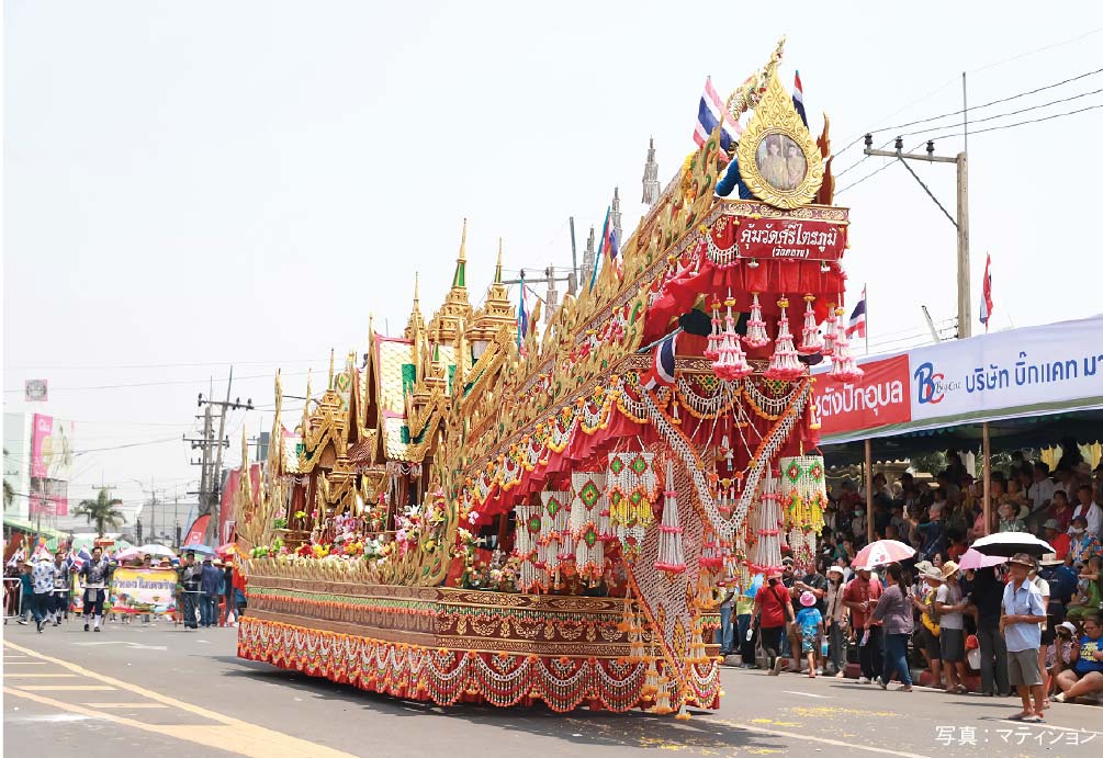東北部名物の「ロケット祭り」開催 ヤソートーン県ではパレードも　ー　5月19〜21日にかけて、東北部名物の雨乞い祭り「ブン・バンファイ（ロケット祭り）」が各地で開催された。祭りの本拠地の一つ、ヤソートーン県では2kmにおよぶパレードが繰り広げられ5万人以上がイベントに参加したという。