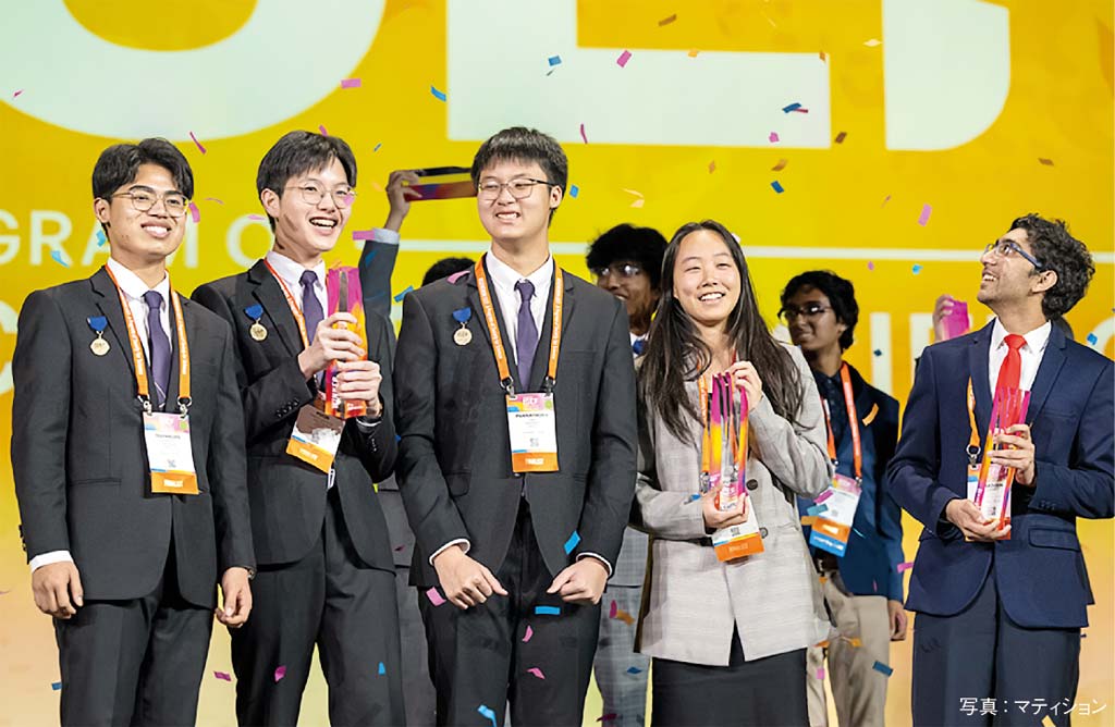 世界高校生科学研究コンテストで タイの学生が若手科学者賞　ー　5月13〜19日に米テキサス州で世界高校生科学研究コンテスト「Regeneron ISEF 2023」が開催された。63カ国から1600人以上が参加し、タイのバンコク・クリスチャン・カレッジ所属の学生チーム（左の３名）が「Regeneron Young Scientist Awards」を受賞。研究テーマは「孵化状態および食性によるクサカゲロウの生存率の最適化」だった。