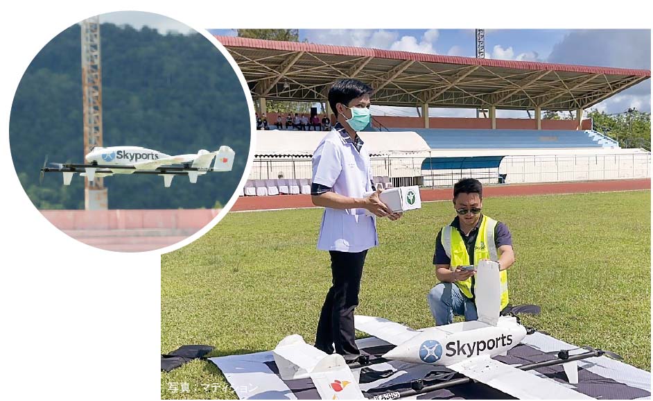 タイ初の医療物資輸送ドローン　保健省が導入に向けて試験飛行　ー　南部サトゥーン県で保健省が6月2日、タイ初となる医療物資輸送ドローンの導入に向けて、試験飛行を行った。ワクチンと血液を積載して、海越えの12kmを輸送することに成功している。使用した英国製のドローンは重さ17kgで最高時速が68km。1回の飛行は70分ほど可能。