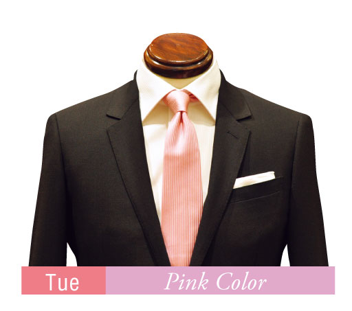 “恋愛カラー”でお馴染みのピンクは、平和と愛情の象徴。ラグジュアリーな装いに映え、黒色やネイビーなどの引き締め色と好相性。