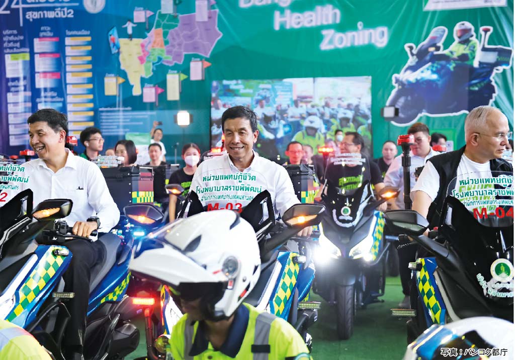 都庁が19の病院に救急バイク授与 優れた機動力で緊急時に活躍　ー　ベンチャキティ公園で開催されたバンコク都庁展示会「BANGKOK EXPO 2023」で7月15日、都が救急レスキューバイク「Motorlance」50台を都内19カ所の病院へ授与する式典が行われた。「Motorlance」は優れた機動力で、より早く緊急治療などに対応できるという。
