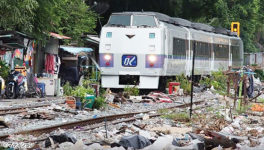ゴミだらけの線路を通る列車　実は「住居撤去に伴うゴミ」 - ワイズデジタル【タイで生活する人のための情報サイト】