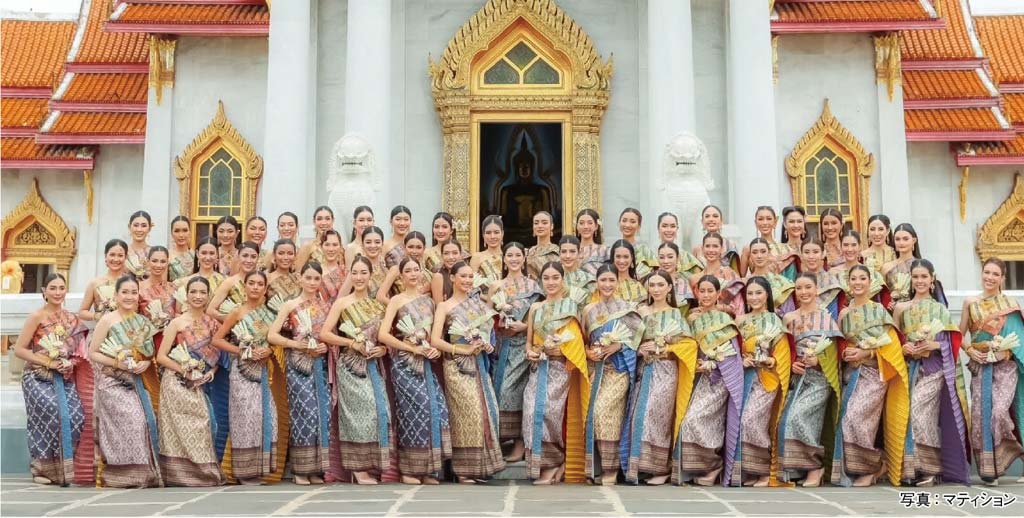 「Miss Universe Thailand 2023」54人のミスたちがタイ衣装の姿を披露　ー　ワット・ベンチャマボピット・ドゥシットワナーラームで7月20日、Miss Universe Thailand 2023にノミネートされた54人がタイ衣装の姿を披露した。衣装は特別にデザインされたもので、各人の出身県とサインがあしらわれている。