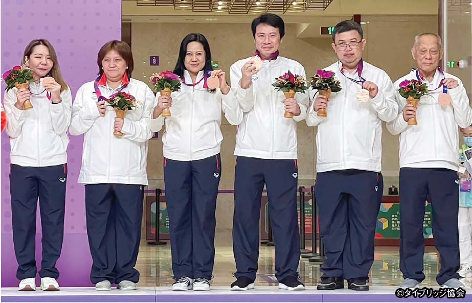 タイのブリッジ選手たち（右がパンチャルーン選手）　ー　アジア競技大会でタイ選手団が大活躍。 その中でひときわ注目を浴びた76歳の選手とは…　ー　トピックオブタイランド