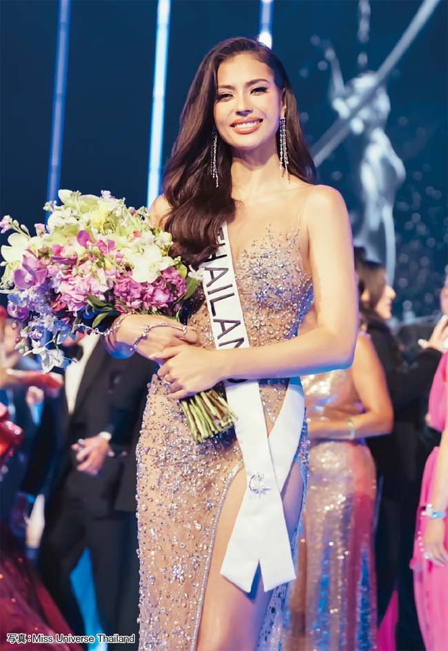 Miss Universe 2023 タイ代表が準優勝　ー　エルサルバドルで開催された同大会で、タイ代表のアントニア・ポーシウさんが準優勝を飾った。タイ人の母とデンマーク人の父との間に生まれ、2022年にスタンフォード大学を卒業した才女でもある。
