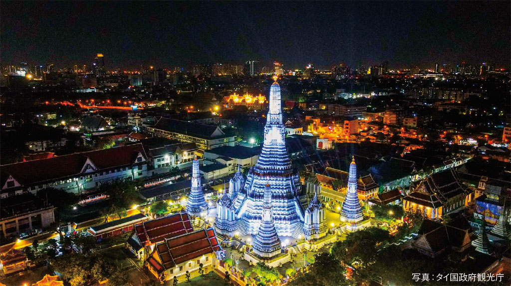 チャオプラヤー川沿いで美しいライトアップ　ー　タイ国政府観光庁が主催する光のイベント「Vijit Chao Phraya 2023」が12月31日まで開催中。ラマ8世橋、ワット・アルン、リバーシティ・バンコクなど、チャオプラヤー川沿いの名所が年末までライトアップされる。