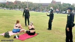 水着姿の欧米人女性が 王宮前広場で日光浴 - ワイズデジタル【タイで生活する人のための情報サイト】