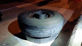 イエローラインの車輪落下　道路を走るタクシーを直撃 - ワイズデジタル【タイで生活する人のための情報サイト】