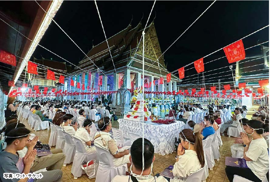 全国各地の寺院で年越しの読経 ー 大晦日から年明けにかけて、全国の寺院で「年越し読経」が行われた。写真はサーイシンと呼ばれるひも状のお守りを張り巡らせたワット・サケットの様子。ワット・アルンなど、他の有名寺院でも多くの信者がお経を唱えた。