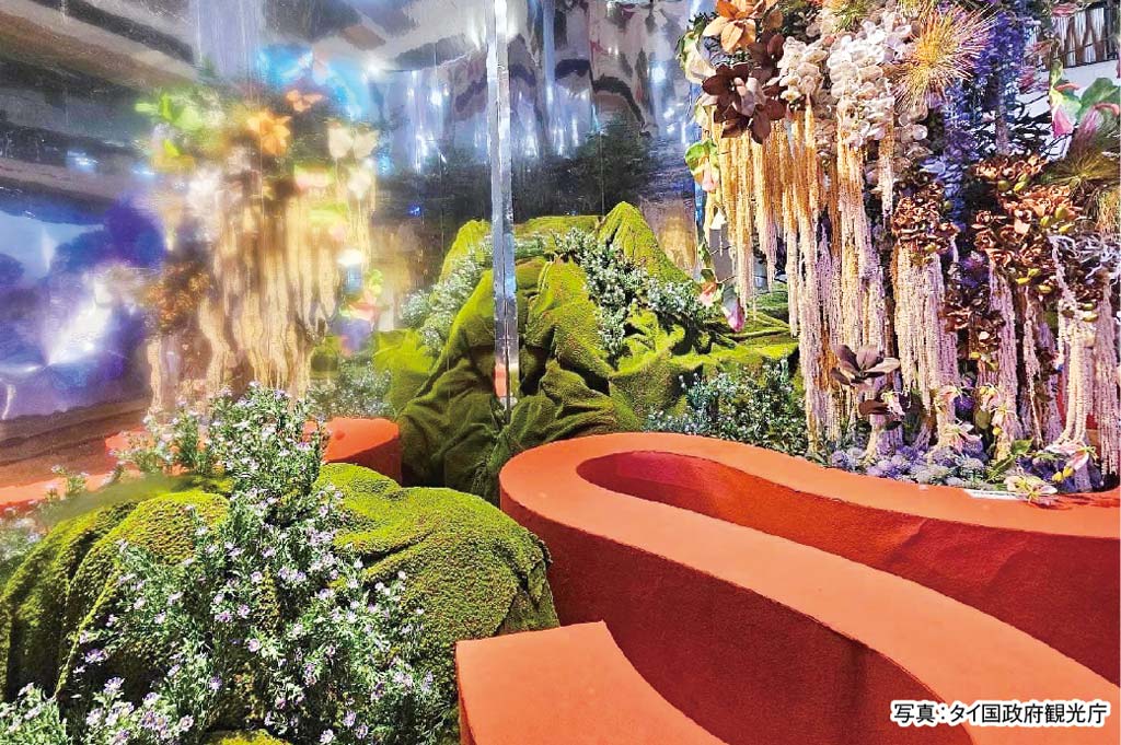 「The Maze Of Happiness」花の迷路公開中 ー バンコク東郊のシーナカリンにある人気ショッピングセンター「シーコンスクエア」では、2月29日までタイの人気フラワーアーティスト 「Rakdok(ラックドック)」が手がけた色とりどりな花の迷路が楽しめる。