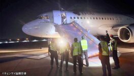 離陸直前の航空機で　乗客がドアを開ける - ワイズデジタル【タイで生活する人のための情報サイト】