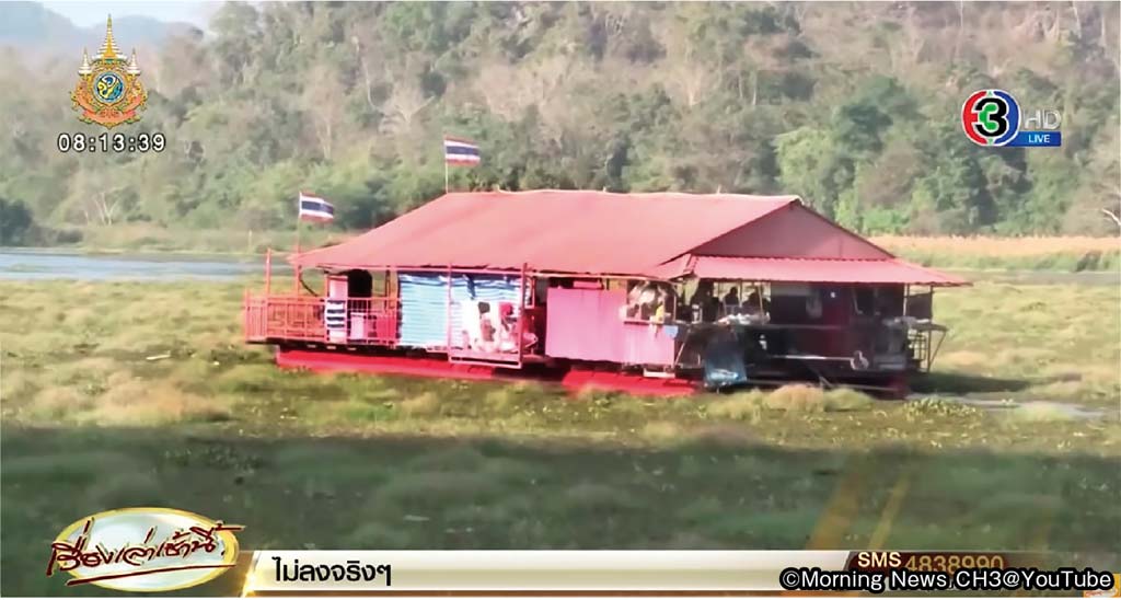 筏を覆う大量の水生植物 ー 人気観光地のダム湖に浮かぶ宿泊筏が救助要請。静寂の湖上で筏が孤立してしまった原因とは… ー トピックオブタイランド