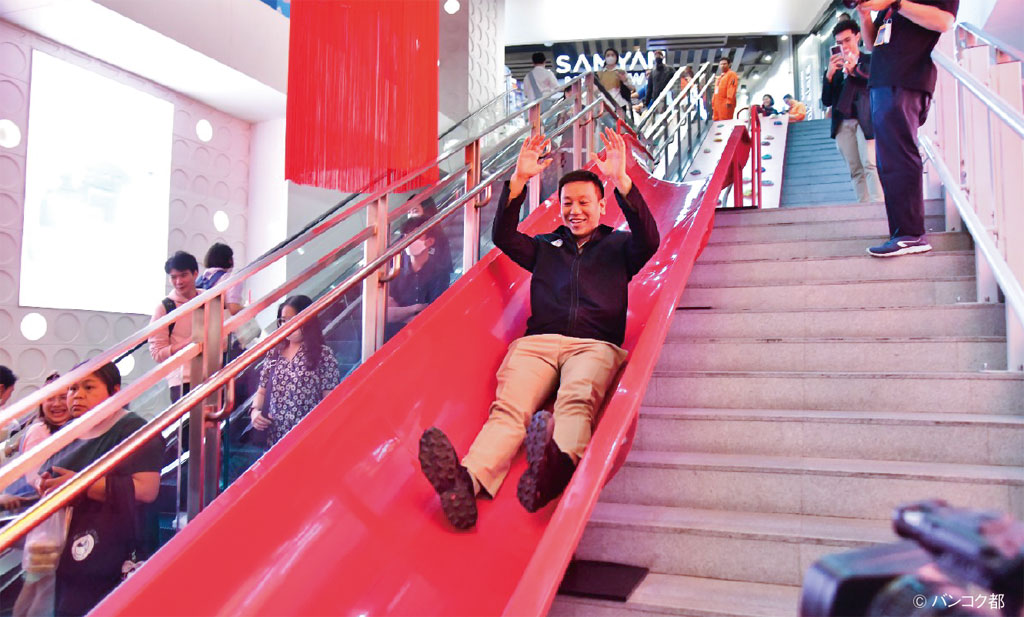 「社会人の遊び場」 都庁がサムヤーンにオープン ー バンコク都庁が「サムヤーンミッドタウン」 で1月27日、大人のための遊び場「GROWN-UP PLAYGROUND」を公開。都知事は「社会人が童心を取り戻してリラックスできる場所を提供したい」と語っている。施設は4月10日まで一般公開され、その後はベンチャキティ森林公園へ移設される予定。