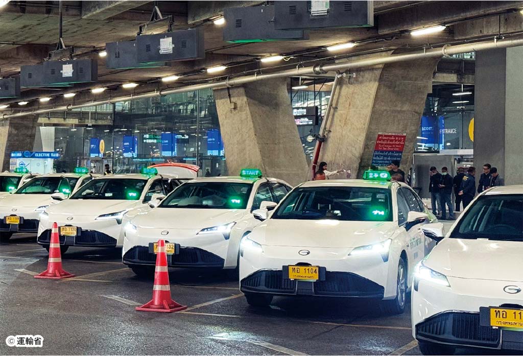 スワンナプーム国際空港EVタクシーを導入 ー タイ空港公社(AOT)が2月16日、 スワンナプーム国際空港に電気自動車(EV)タクシーを導入した。空港内にはEV充電スタンドも設置して、「環境に優しい空港(Green Airport)」を目指す。