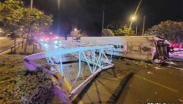 長距離バスが道路標識に衝突　2人が死亡、43人が負傷 - ワイズデジタル【タイで生活する人のための情報サイト】