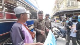 チェンライ市内を走る車に 賭博サイトの広告 - ワイズデジタル【タイで生活する人のための情報サイト】