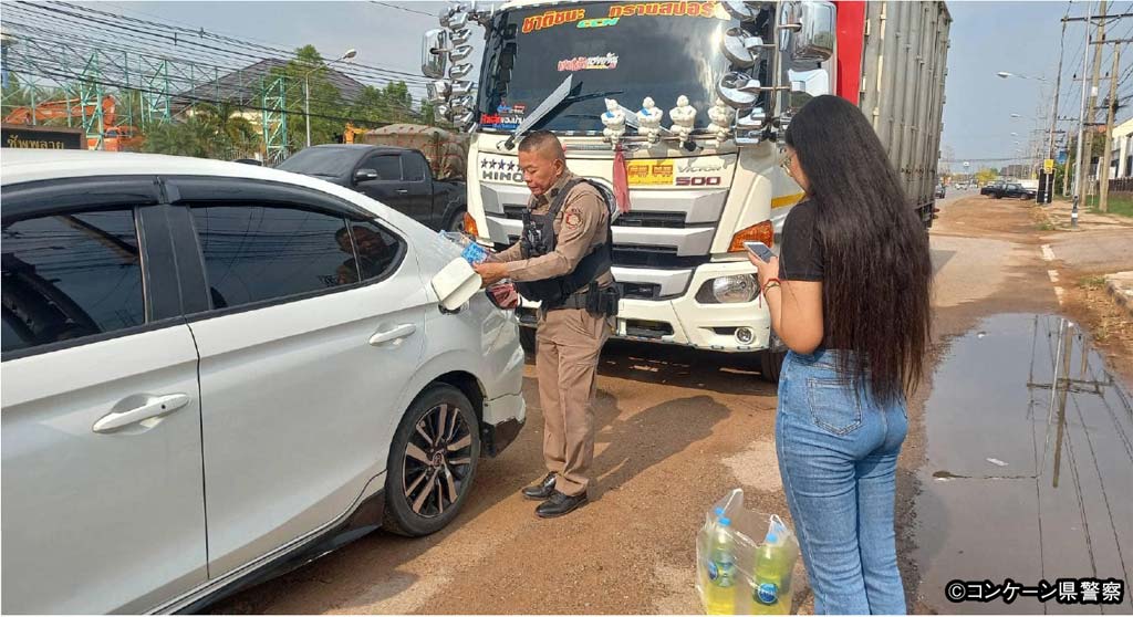 道路の真ん中で立ち往生した一台の乗用車。　その車を手助けしようとした警官の大きな迷惑とは… - ワイズデジタル【タイで生活する人のための情報サイト】