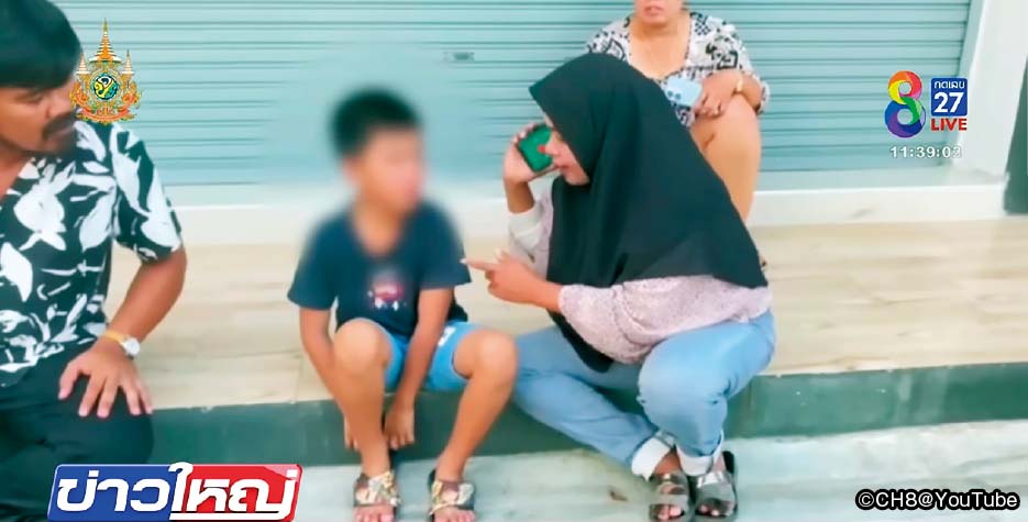 電話で連絡する女性と少年 ー ソンクランの連休中、アユタヤのとあるガソリンスタンド。そこで一人の少年が泣きじゃくっていた理由とは… ー トピックオブタイランド